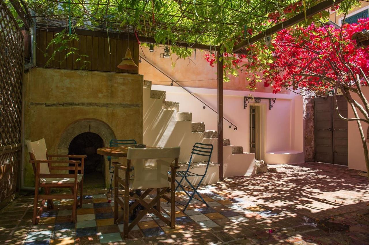 Lefkada Town Traditional House / Cozy Yard 외부 사진