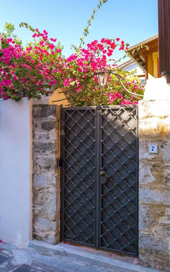 Lefkada Town Traditional House / Cozy Yard 외부 사진